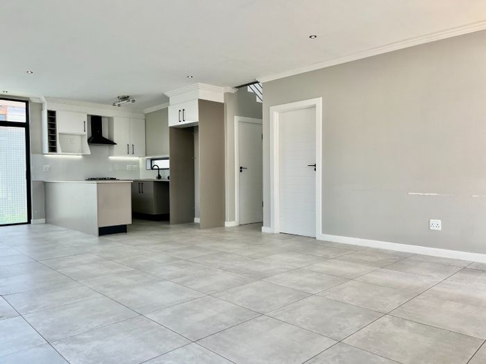 Rynfield House To Rent: 3 beds, private garden, 24-hour security, great location.