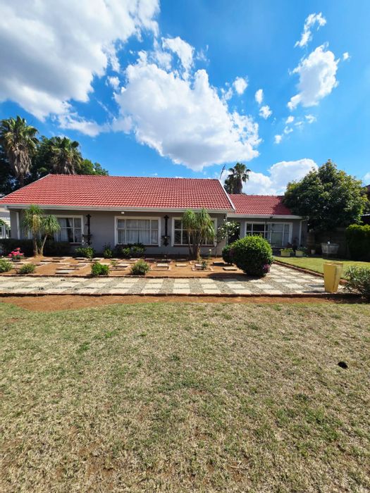 Flimieda House For Sale: 3 bedrooms, pool, inverter, study, secure parking.