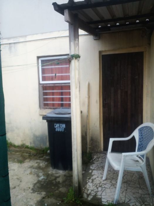 2-bedroom house in Scottsdene for sale with open-plan living and spacious backyard.