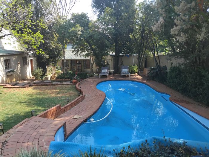 Kensington House For Sale: 6 bedrooms, pool, study, double garage, security features.