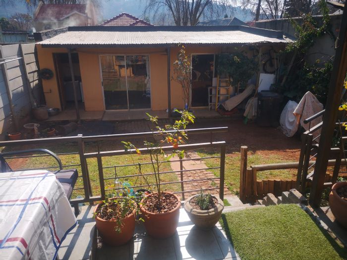 For Sale: House in Bezuidenhout Valley with 3 bedrooms, security features, and versatile spaces.