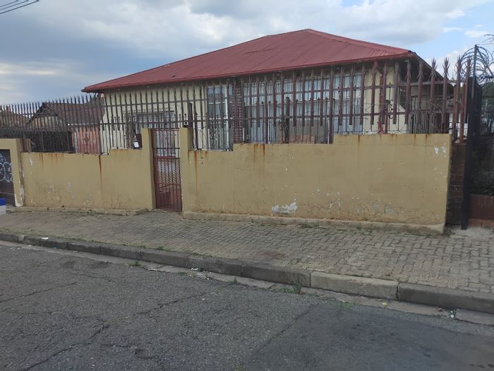 Kensington House For Sale: 3 bedrooms, garage, cottage, and expansion potential.