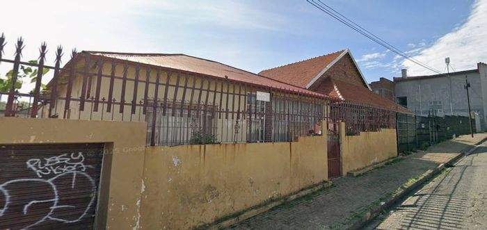 Kensington House For Sale: 3 bedrooms, garage, cottage, and expansion potential.