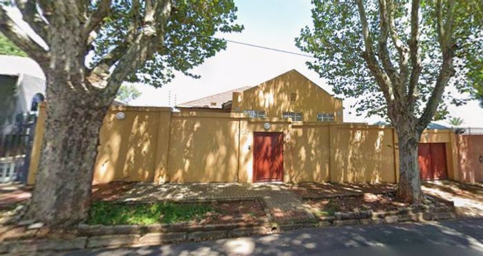 Kensington House For Sale: 2-bed home, granny flat, six cottages, great investment.