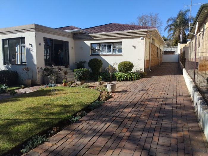 Kensington House For Sale: 4 beds, office, granny flat, double garage, spacious yard.