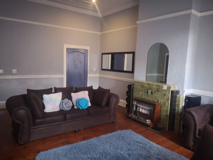 Jeppestown House For Sale: 3 beds, 2 baths, 6 cottages, large office space.