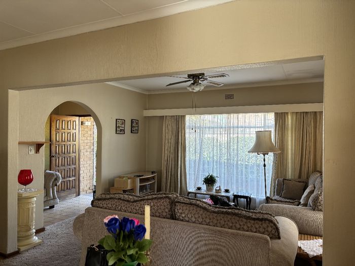 Kensington House For Sale: 3 Bedrooms, staff room, garage, outdoor braai area.