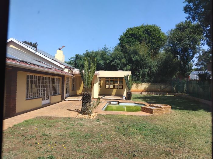 For Sale: Spacious 4-bedroom house in Bedfordview Central with pool and security features.