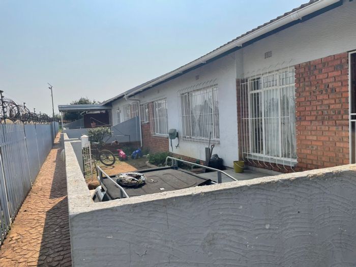 Dersley House For Sale: 3 bedrooms, private garden, garage access, convenient location.