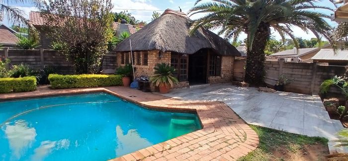 Heuweloord House For Sale: 5 bedrooms, pool, Lapa, and spacious entertainment areas.