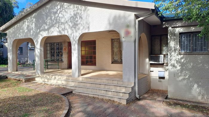 Investment opportunity in Westdene: House with flatlets, pool, and ample parking. For Sale.