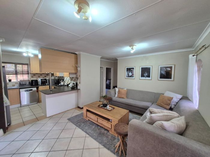 To Rent: 2-Bedroom Townhouse in Moreleta Park with garage and open plan living.