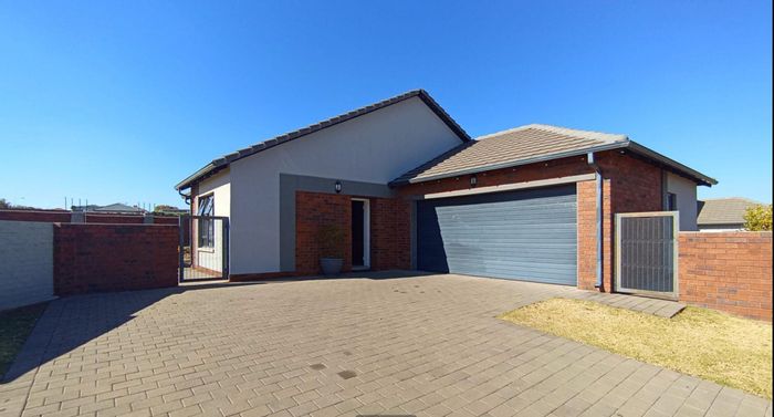 Amberfield Valley House For Sale: 3 beds, 2 baths, private patio, near schools.