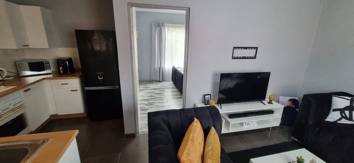 Hennopspark Apartment For Sale: 1 Bed, 24/7 Security, Near Schools & Shopping.