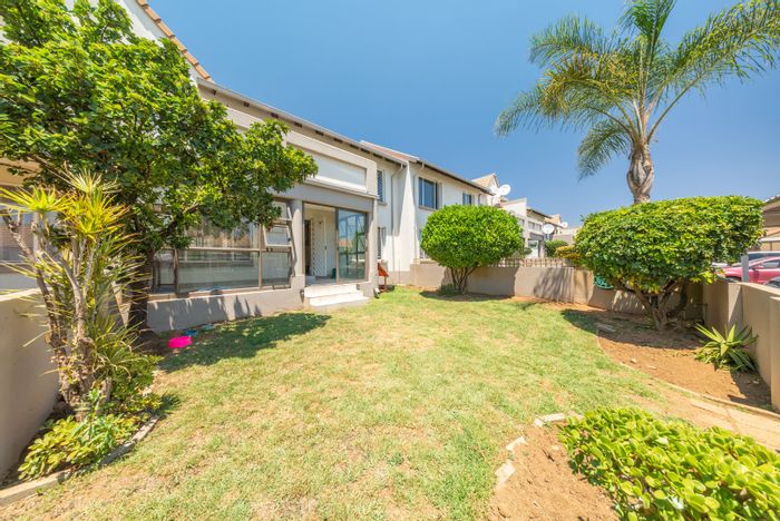 Eden Glen Townhouse For Sale: 24-hour security, private garden, clubhouse, pool access.