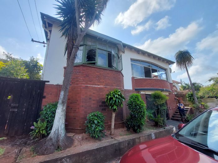 For Sale: House in Umbilo with 3 bedrooms, bar area, and spacious kitchen.