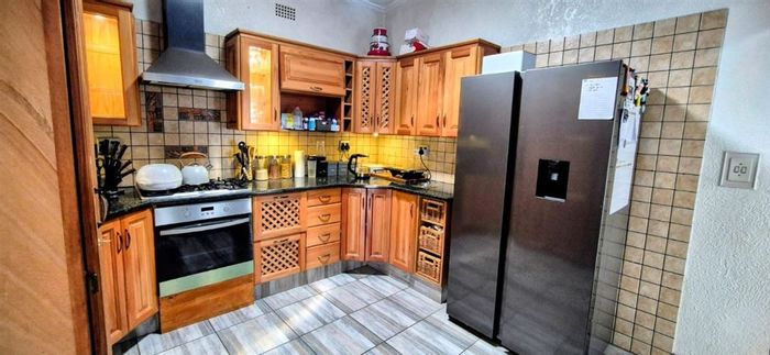 For Sale: House in Beyers Park with 3 bedrooms, study, garage, and staff quarter.