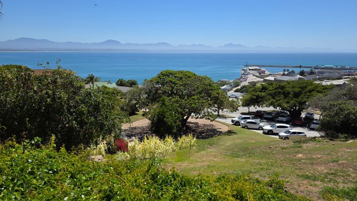 Vacant Land for Sale in Mossel Bay Central: Ocean views, walk to amenities.