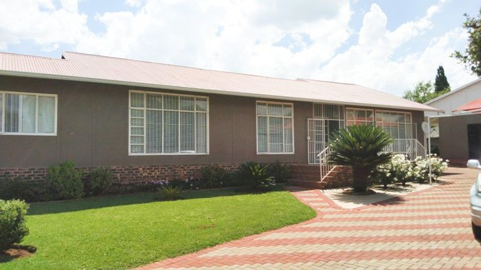 House For Sale in Vaal Marina Central: Spacious living, Lapa, waterfront club access.