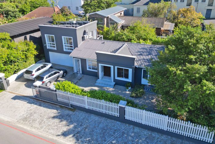 Knysna Central House For Sale: 2 beds, office space, double garage, solar power.