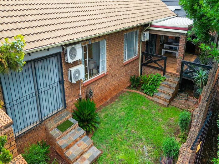 For Sale: Townhouse in Hennopspark with off-grid living, Lapa, and secure complex.