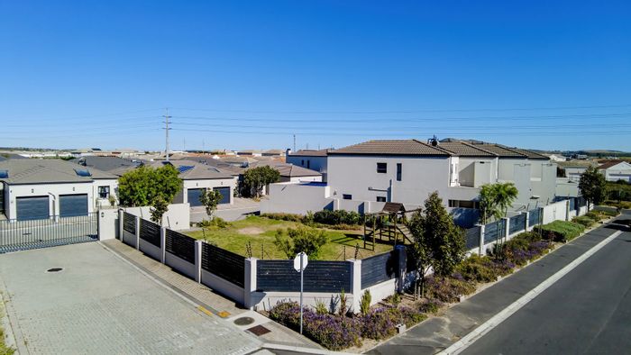 For Sale: House in Parklands North with security, patio, and double garage.
