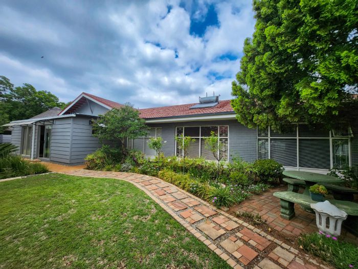 For Sale: House in Stilfontein Ext 4 with 3 beds, study, braai room, and garden.