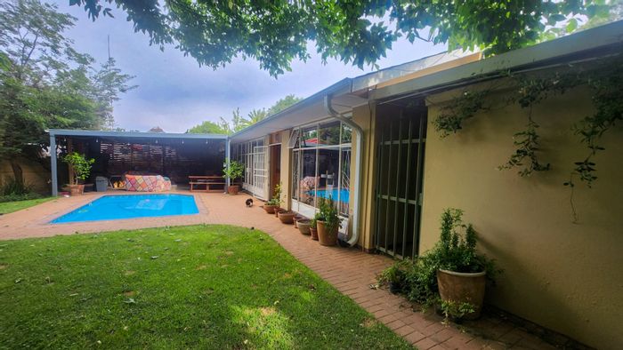 Flamwood House For Sale: 4 beds, pool, entertainment area, double garage.