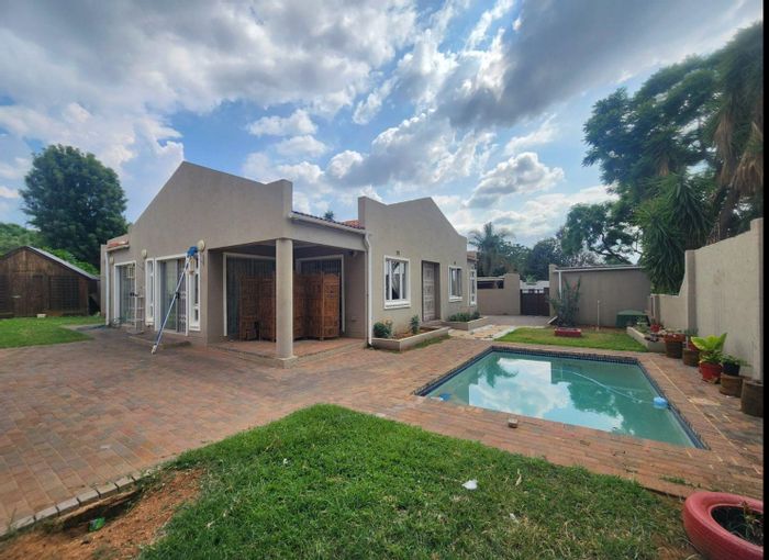 Douglasdale House For Sale: 4 beds, flatlet, pool, secure estate living.