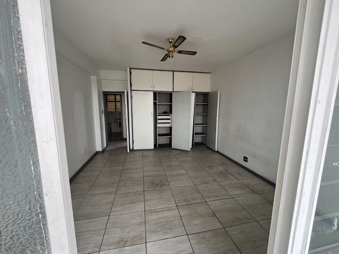 Arcadia Apartment For Sale: 3 bedrooms, secure complex, near university and shopping.