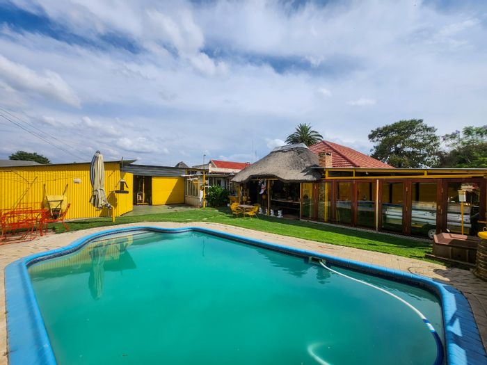 Ellaton House For Sale: 3 beds, flatlet, pool, secure parking, spacious layout.
