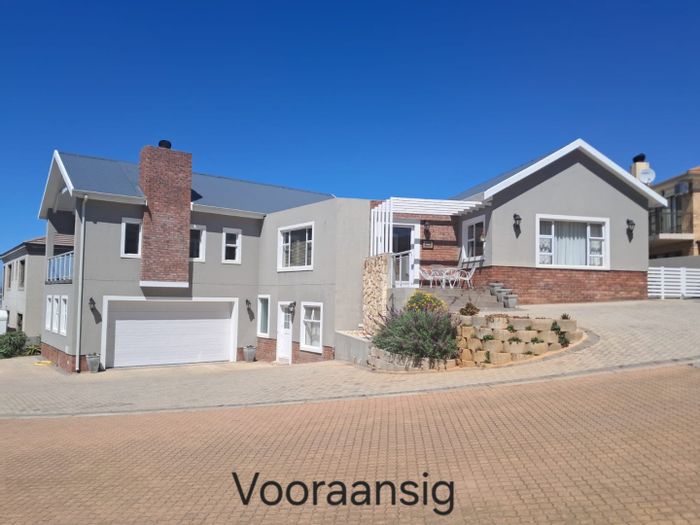 For Sale: House in Monte Christo with 5 bedrooms, security, and sea views.