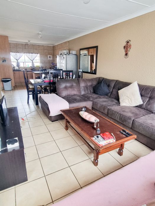 For Sale: Apartment in Hamberg with 2 bedrooms, secure complex, and convenient location.