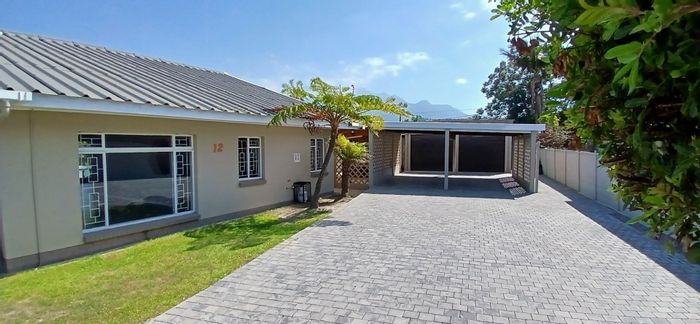 House To Rent in Dormehls Drift: Pool, flatlet, braai area, spacious living.