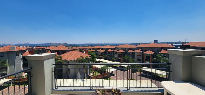 For Sale: Townhouse in Solheim with gym, pool, clubhouse, and skyline views.