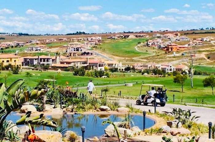 For Sale: House in Blue Valley Golf Estate with pool, offices, and premium amenities.