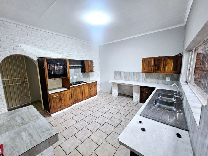 To Rent: Spacious Mnandi House with Pool, Garden, and Security Features.