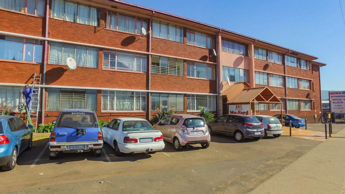 Corner unit apartment in Gezina with communal garden, parking, and security cameras. For Sale.