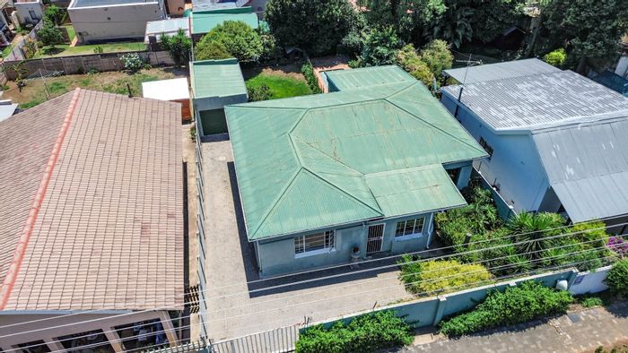 Greymont House For Sale: 3 bedrooms, pool, sunroom, spacious garden, parking.