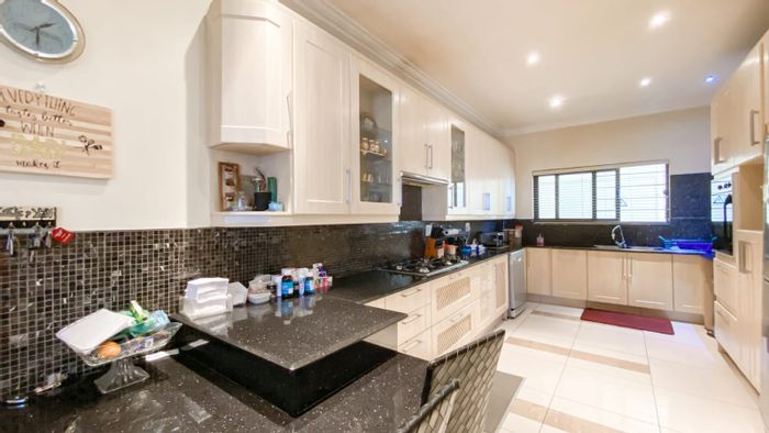 Fordsburg Apartment For Sale: 2 Bedrooms, Open-plan Living, Close to Oriental Plaza.