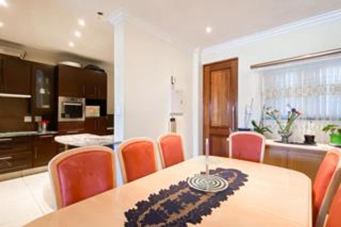 Fordsburg Apartment For Sale: 3 Bedrooms, 2 Bathrooms, near Oriental Plaza.