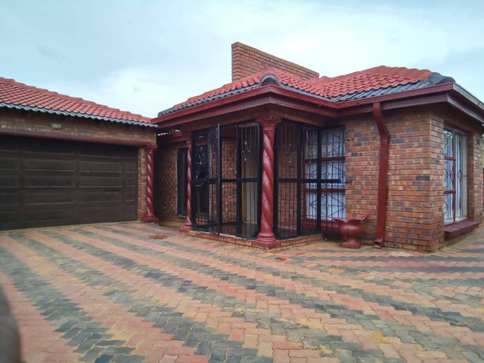 House for Sale in Hammanskraal Central: 3 Bedrooms, double garage, fitted kitchen.