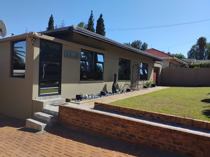 For Sale: House in Solheim with pool, cottage, and extensive security features.