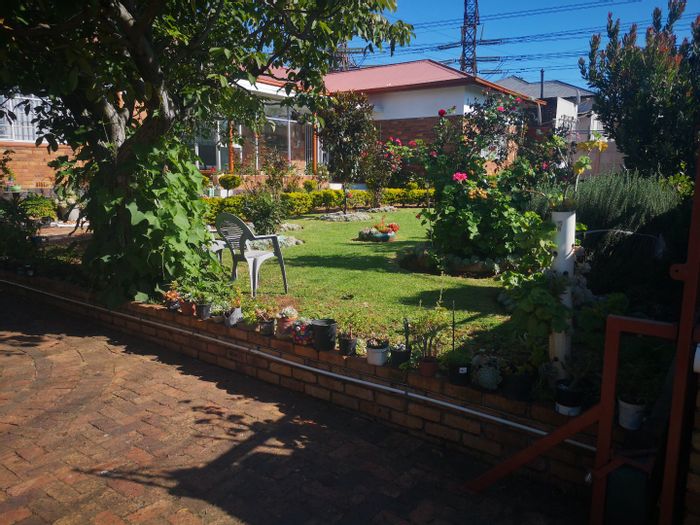 For Sale: House in Primrose Hill with 3 bedrooms, double garages, and flatlet.