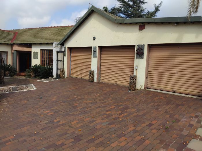 For Sale: Spacious Marlands House with 4 Bedrooms, Garage, and Entertainment Areas.