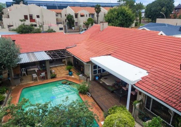 Buurendal House For Sale: 3 beds, flatlets, pool, and ample parking.