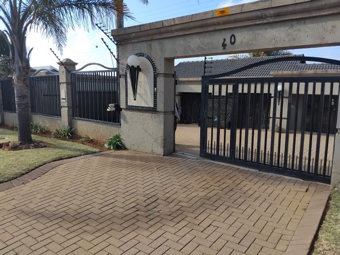 Dawnview House For Sale: 3 beds, pool, granny flat, secure boomed area.