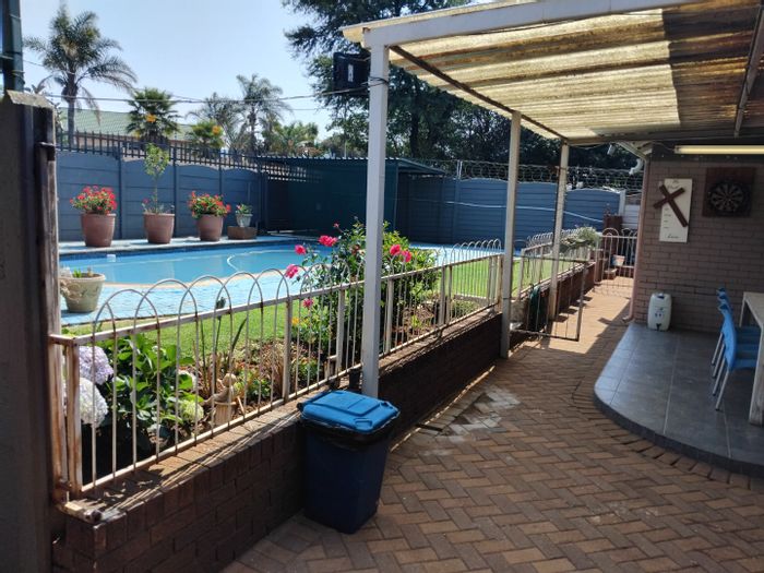 Gerdview House For Sale: 4 beds, pool, flatlet, security features, ample parking.