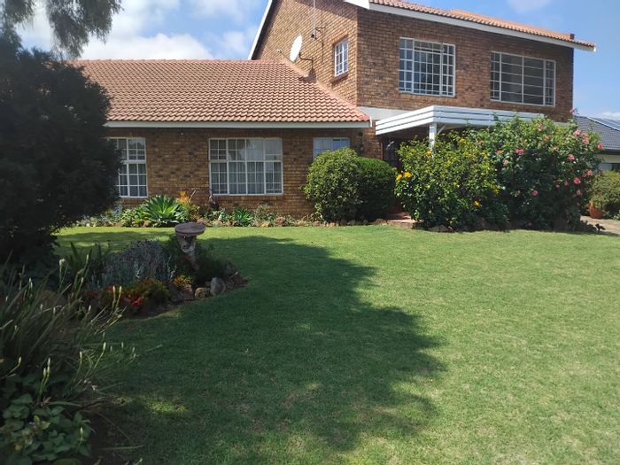 Spacious 5-bedroom house with granny flat in Marais Steyn Park, For Sale.