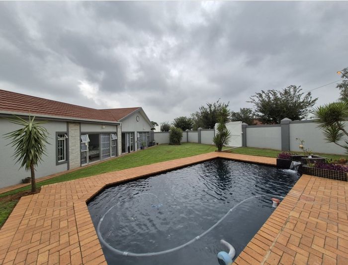 Spacious Sunnyridge house for sale with pool, granny flat, and ample parking.